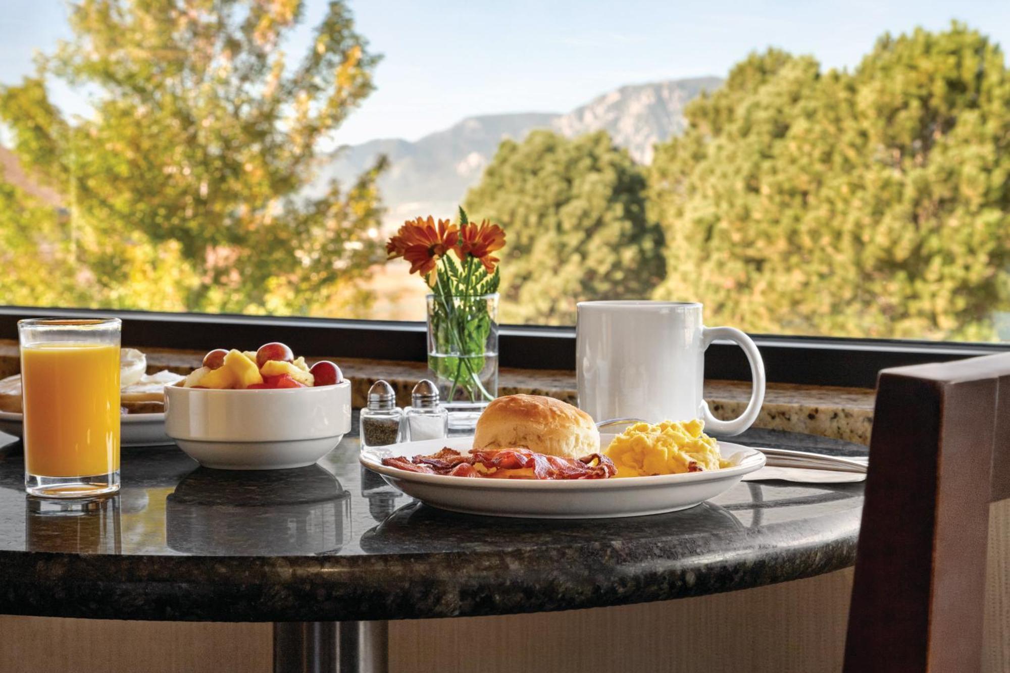 Radisson Hotel Colorado Springs Airport ภายนอก รูปภาพ